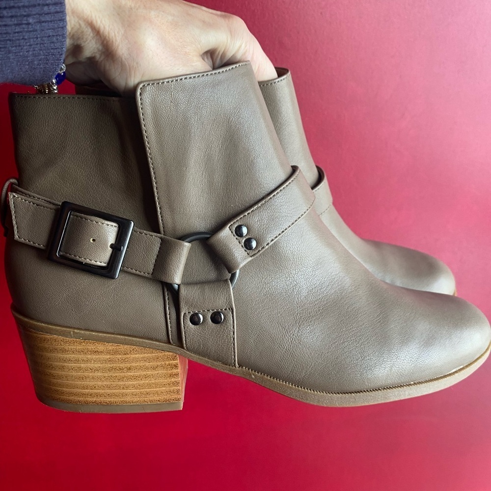 Dress Barn Melissa Beige Ankle Boots stacked 2” heel fun silver buckle NWT 9M - Picture 4 of 9